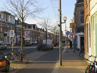 906681 Gezicht in de Amsterdamsestraatweg te Utrecht, met rechts de ingang van de Anjelierstraat.